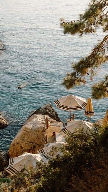 Boats on a sunlit sea (mobile)